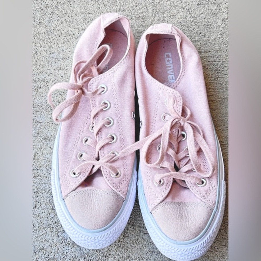 Converse all stars women’s low top light pink sneakers‎ with shimmer toe size 8